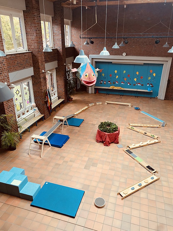 Verschiedene Hindernisse wie Balancierbänke und Brücken.