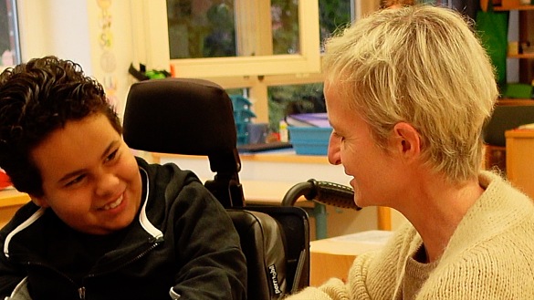Kind mit Lehrerin