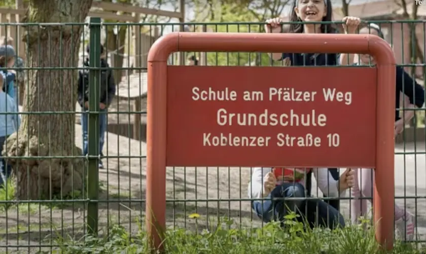 Vor dem Schultor