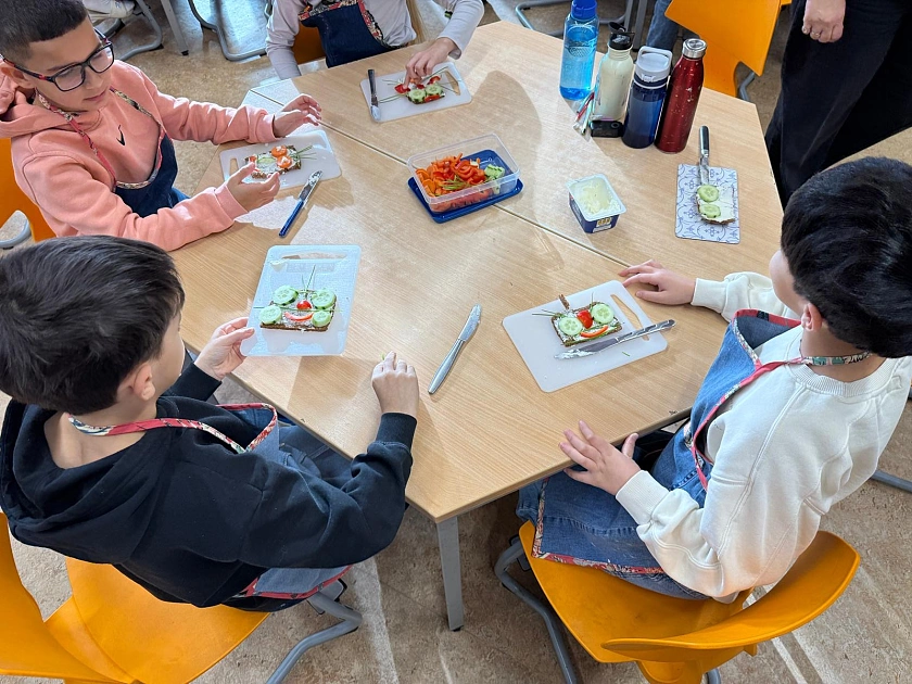 Kinder beim Ern&auml;hrungskurs