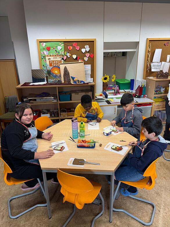 Foto Kinder beim Ern&auml;hrungskurs Jades 