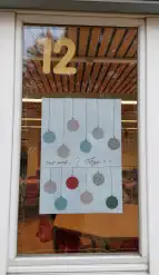 Kugeln am Fenster