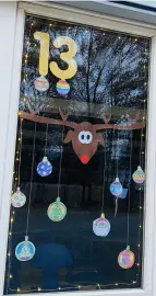 Tannenbaumkugeln am Fenster